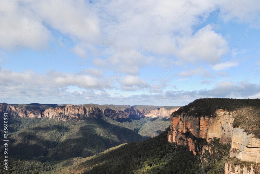 Fototapeta premium Blackheath view of the mountains on the sunny day with the clouds, blue Mountains National park, Australia 