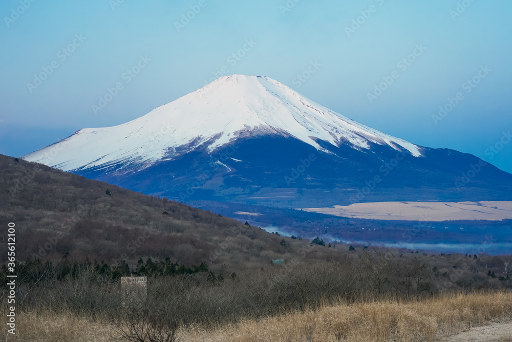 早春の三国峠から富士山