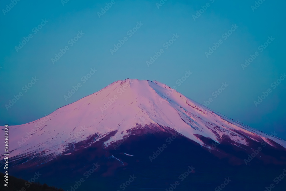 早春の三国峠から富士山　赤富士