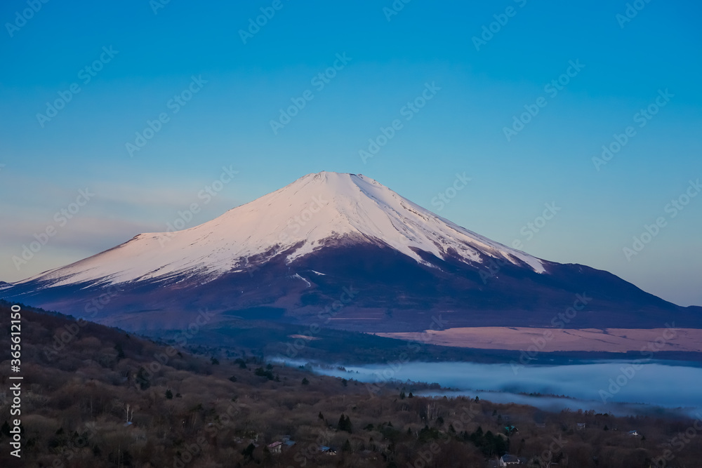 早春の三国峠から富士山　山中湖雲海
