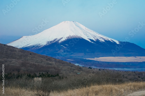 早春の三国峠から富士山