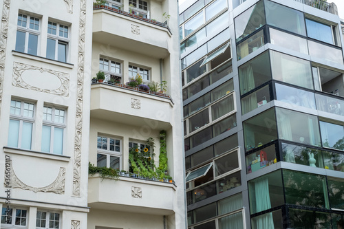 Photography Saniertes Wohnhuas aus der Gründerzeit neben einem Neubau mit Glasfassade in der