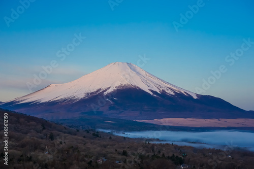 早春の三国峠から富士山 山中湖雲海