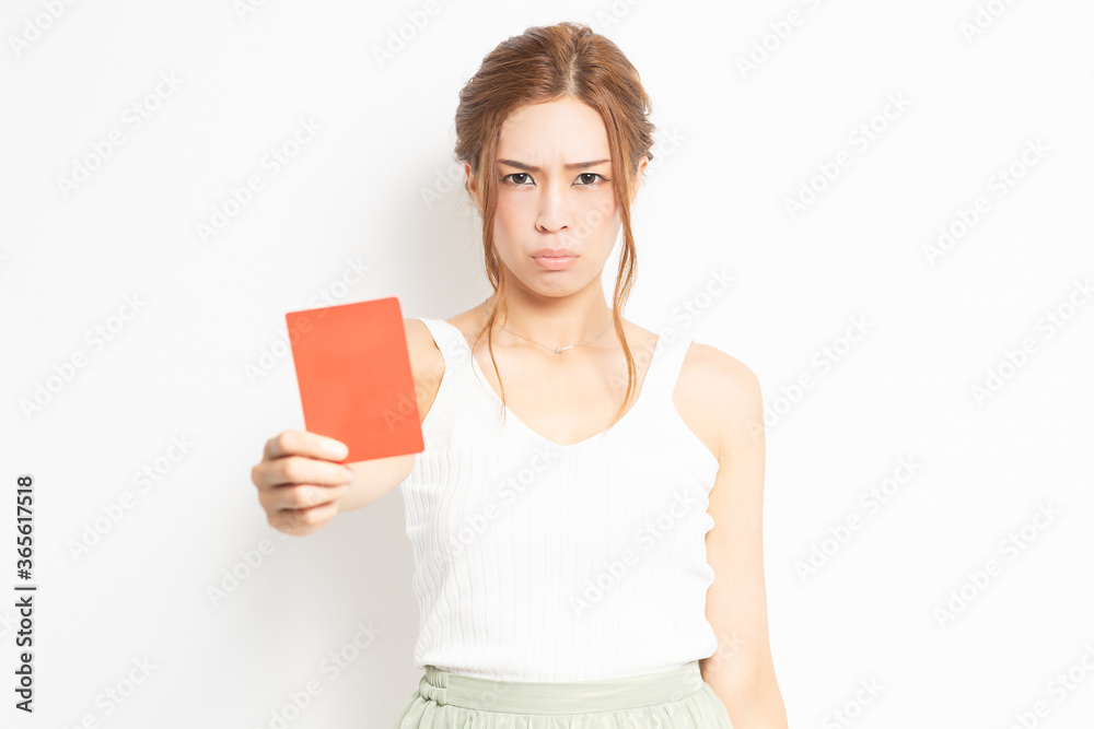 レッドカードを手に持つ若い女性 レッドカードを手に持つ若い女性