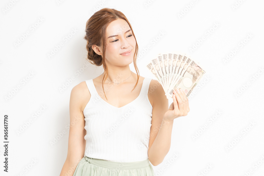 お金を手に持つ若い女性 お金を手に持つ若い女性
