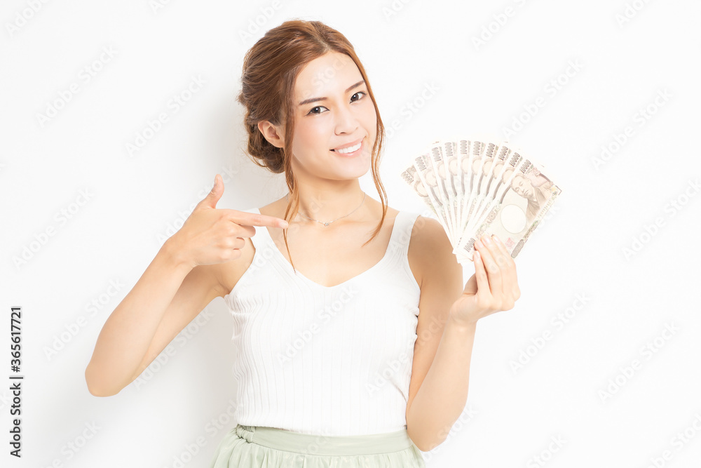 お金を手に持つ若い女性 お金を手に持つ若い女性