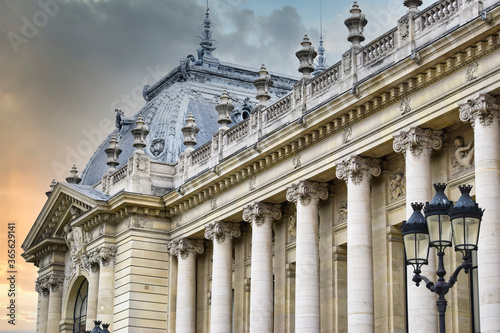 Columnas y cornisa del Museo de Bellas Artes de la Villa de Paris © David Andres