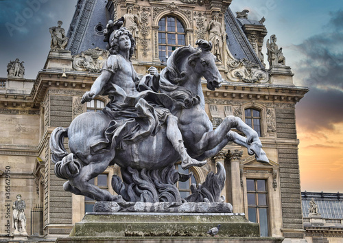 Copia de la estatua ecuestre de Louis XIV de Marcus Curtius en el museo del Louvre, Paris