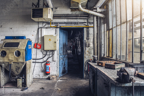 Porte bleue dans une vieille usine 