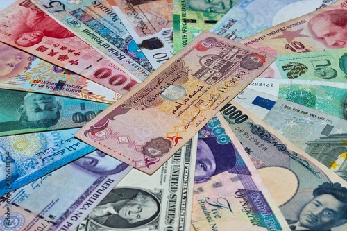 UAE dirham with other world currencies.