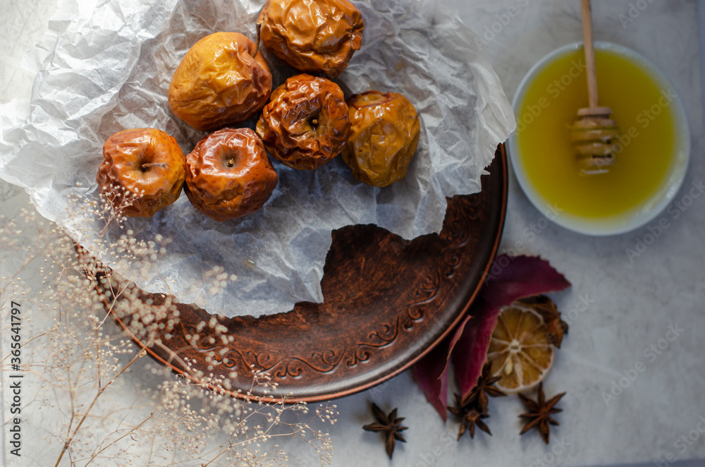 Fototapeta premium baked apples with honey on a clay plate