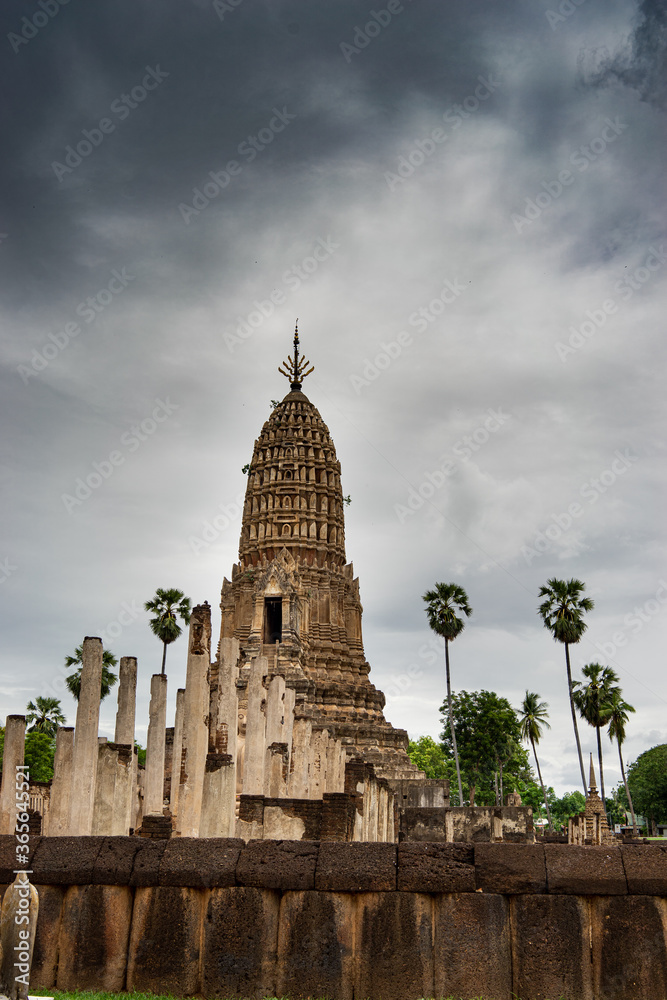 Fototapeta premium a beautiful ancient buddhist temple in Si Satchanalai historical park, Thailand