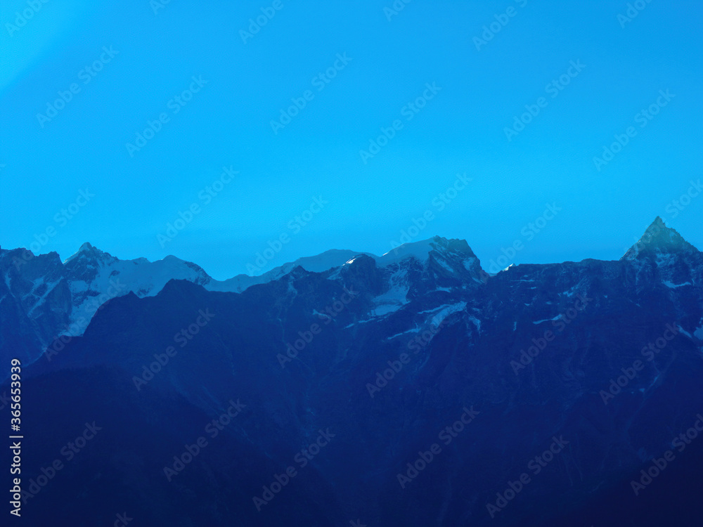 Fototapeta premium Blue Sky and Sunrise Mountain