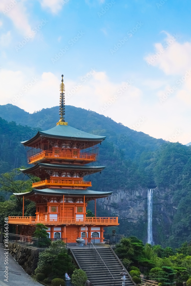 和歌山 熊野那智大社 三重塔と那智の滝