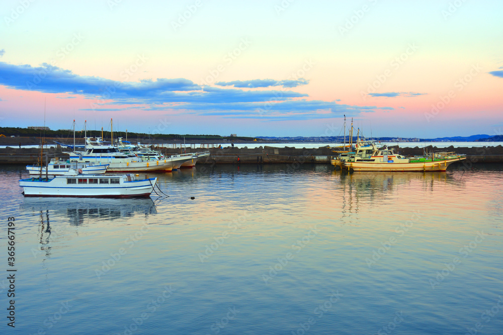 Fototapeta premium 夕陽に染まる茅ヶ崎港に停泊する漁船