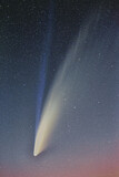 Kometa C/2020 F3 NEOWISE wraz z widocznym warkoczem pyłowym i gazowym na wieczornym niebie z okolic miasta Krakowa