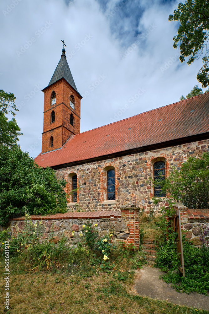 Denkmalgeschützte Dorfkirche Wallmow aus dem 13. Jahrhundert, Blick von Südosten