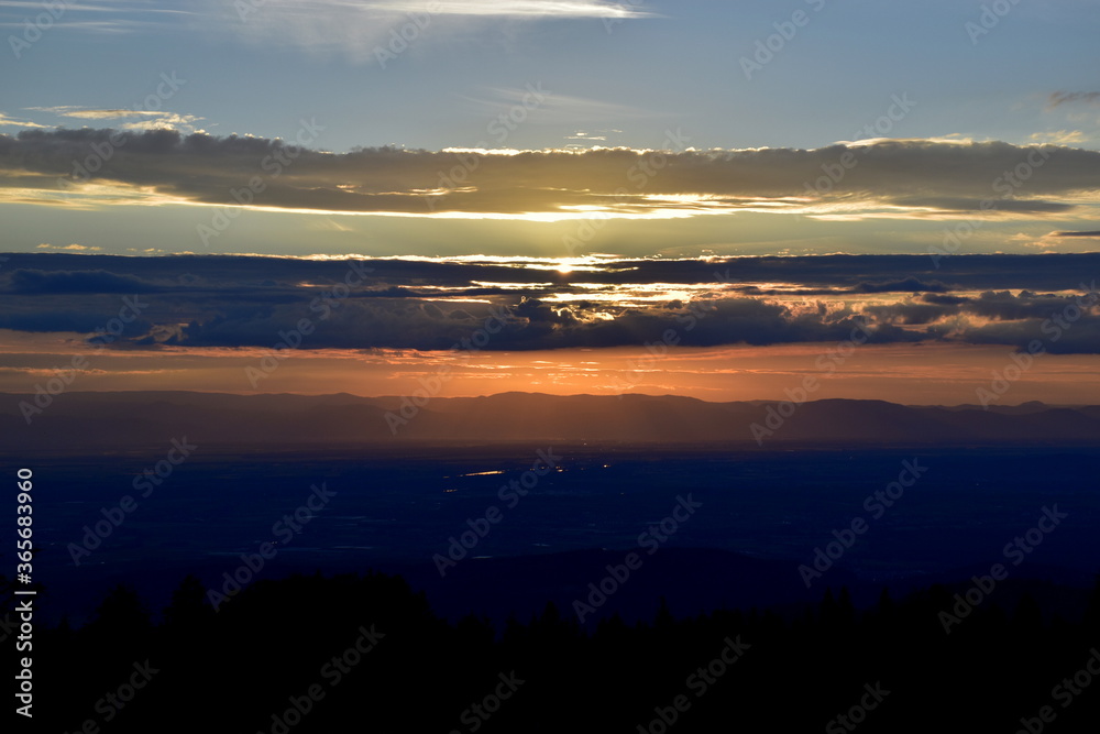 Obraz premium Sonnenuntergang über dem Schwarzwald