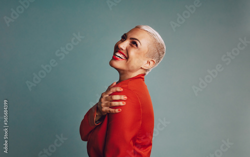 фотографія Stylish woman smiling on grey background