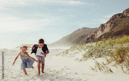 Kids playing on the beach © Jacob Lund