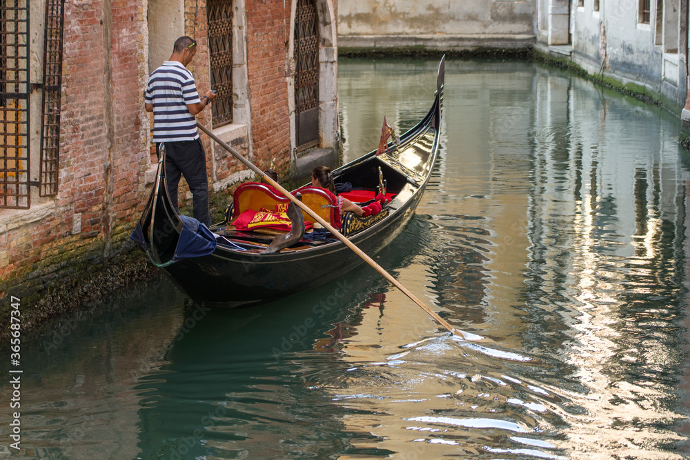 Venedig - Gelangweilter Gondolier