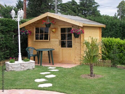 Foto Petit chalet de jardin en bois
