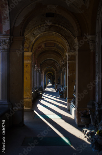 Un corridoio del cimitero di Pavia