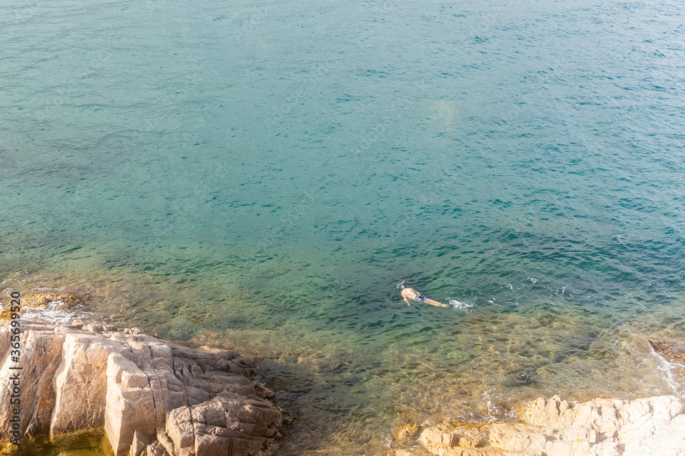 Obraz premium Man snorkeling on the sea.