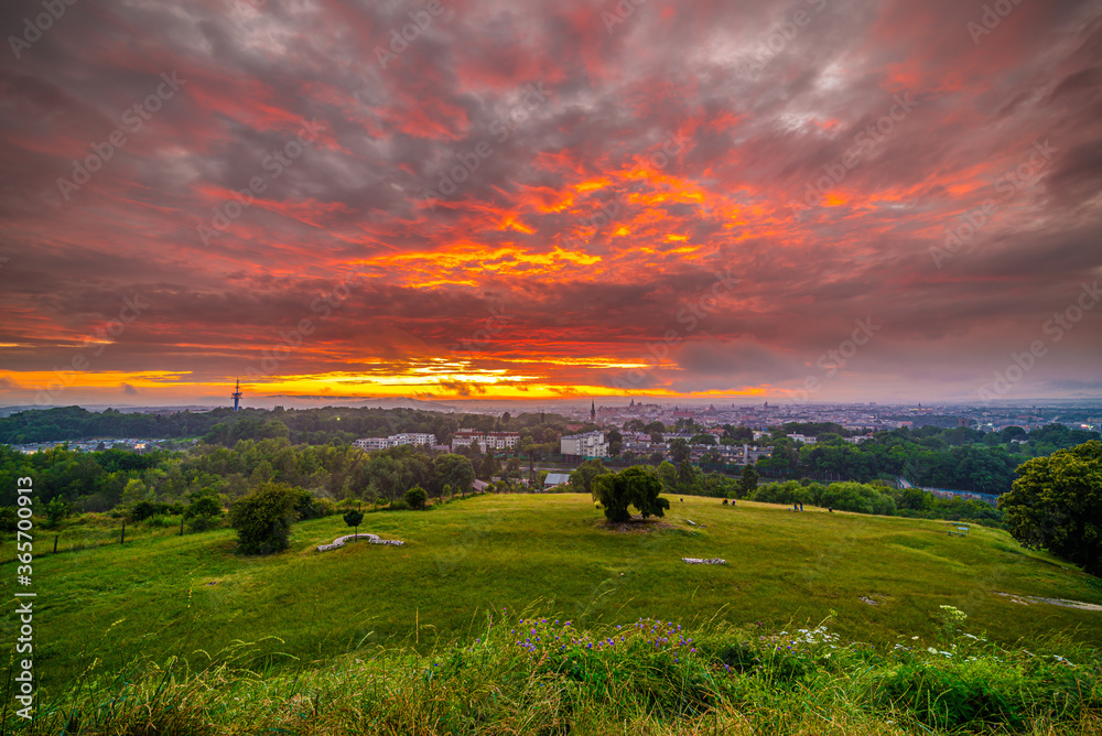 Obraz premium Widok z Kopca Krakusa na Kraków, zachód słońca, Polska