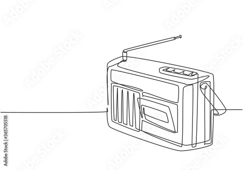 One single line drawing of retro old fashioned analog radio tape. Antique vintage audio technology concept. Music player continuous line draw design graphic vector illustration