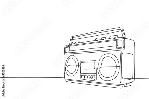 One continuous line drawing of retro old fashioned analog radio tape. Classic vintage audio technology concept. Music player single line draw design vector illustration graphic