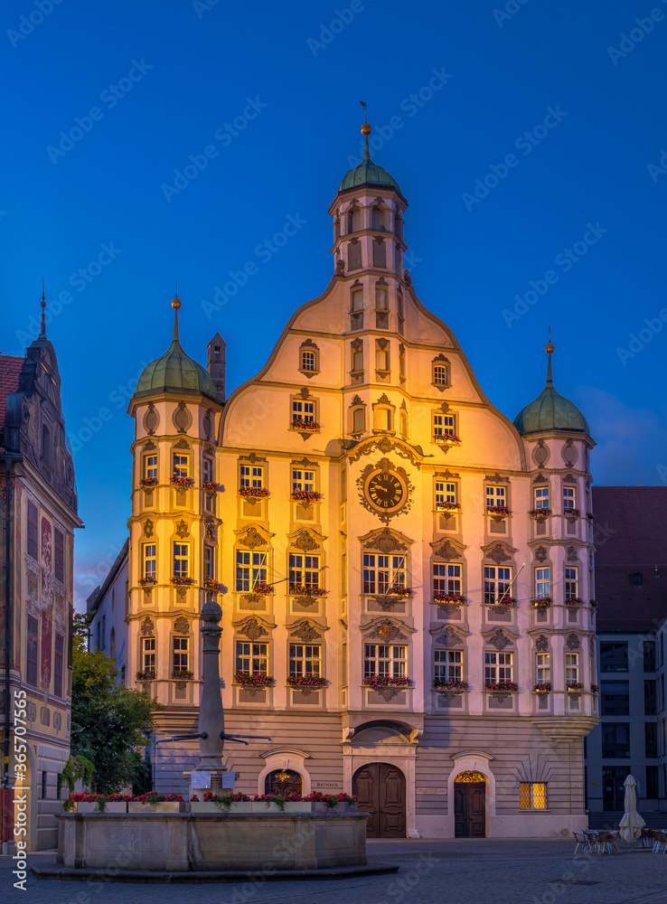 Rathaus in Memmingen am Abend, Bayern, Deutschland