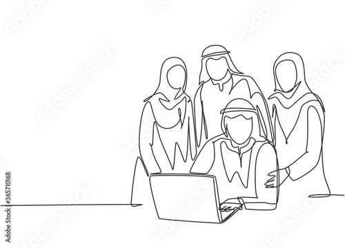 One single line drawing of young happy muslim startup team members pose together solidly. Saudi Arabia cloth shmag, kandora, headscarf, thobe, ghutra. Continuous line draw design vector illustration