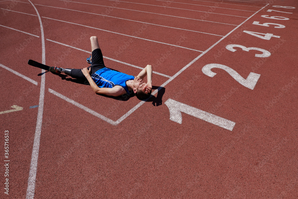 Φωτογραφία Concept of adaptive sportsman on recovery after amputation, trying to get back t