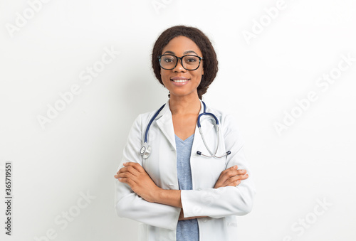 Slika na platnu Portrait of a smiling African American doctor woman