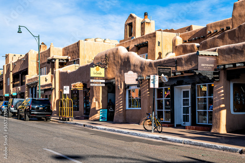 Santa Fe Usa June 14 2019 Old Town Street Road In United States New Mexico City With Adobe Style Architecture And Signs For Shops Stores Sidewalk Stock Foto Adobe Stock