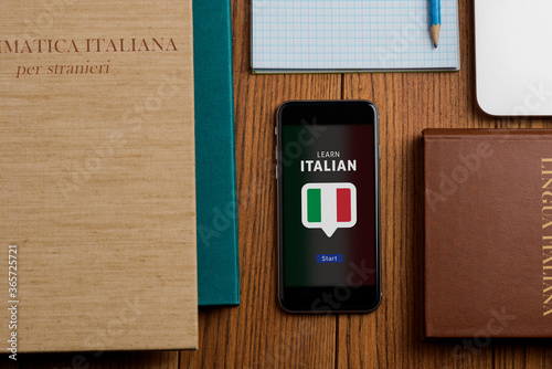 App and textbooks for learning Italian. Books, phone and notepad