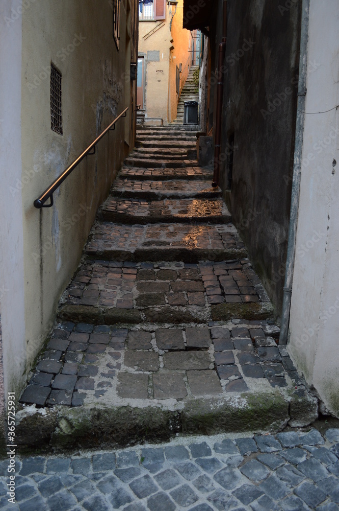 Vicolo a Nemi in Lazio.