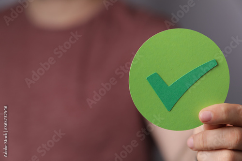 Schilderij op canvas check mark in hand paper