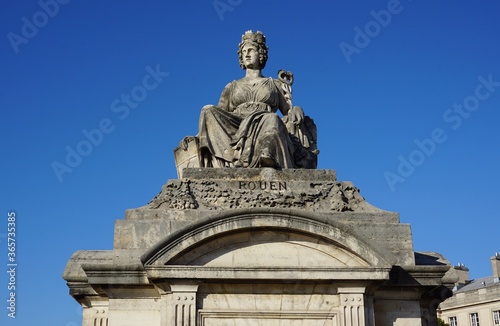 Statue de la ville de Rouen Place de la Concorde Paris France