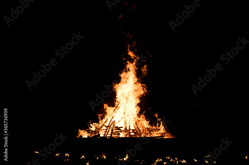 Leinwand Poster Camping bonfire at night time