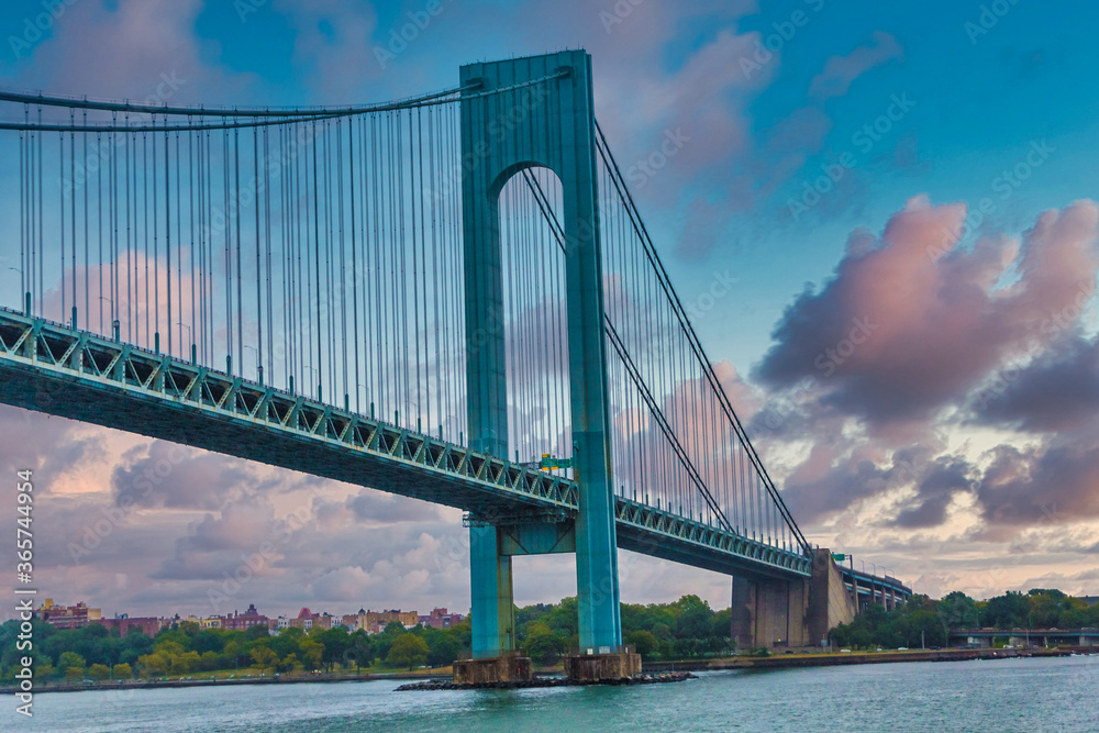 Naklejka premium The Verrazano-Narrows Bridge on a grey foggy day in New York City