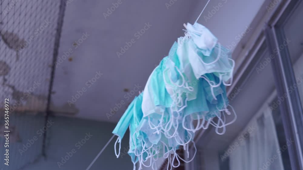 Vidéo Stock Hanging disposable masks hanging outside after washing for
