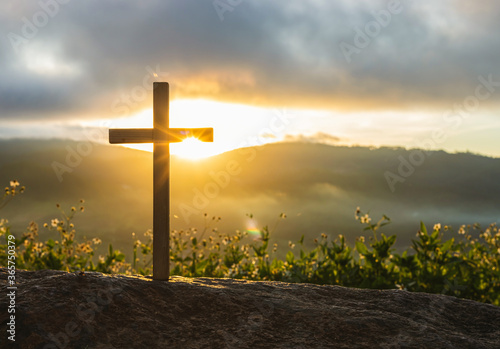 Billede på lærred Silhouette cross on mountain at sunset background