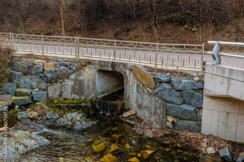 Tableau sur toile Water flowing out of culvert