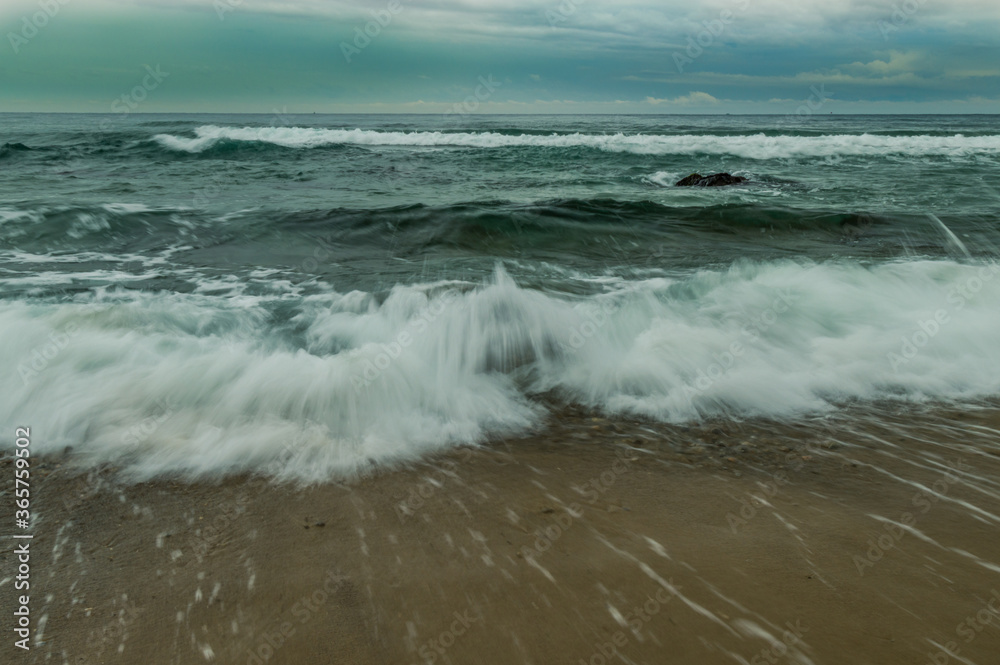 Fototapeta premium Waves rushing to shore