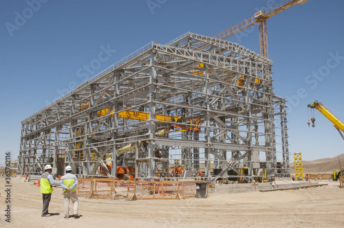 Galpon metalico construccion trabajadores  postes  de electricidad galvanizado estructura metalica industria mineria