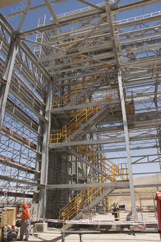 Galpon metalico construccion trabajadores postes de electricidad galvanizado estructura metalica industria mineria