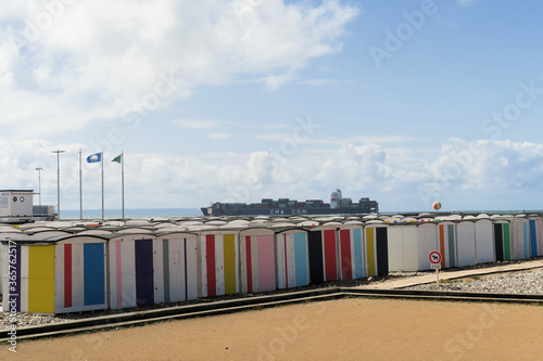 Porte conteneur entrant au port du Havre avec les cabines de plage en premier plan