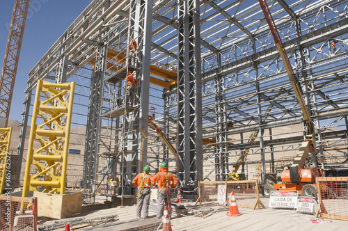 Galpon metalico construccion trabajadores  postes  de electricidad galvanizado estructura metalica industria mineria photo